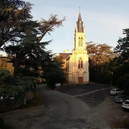 Avec Parking Gratuit Sur Place.