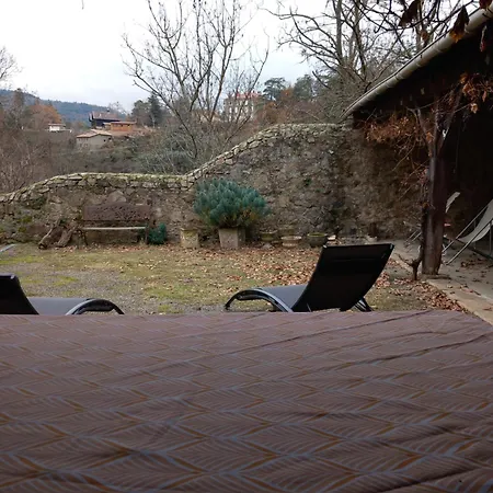 Avec Parking Gratuit Sur Place. *
